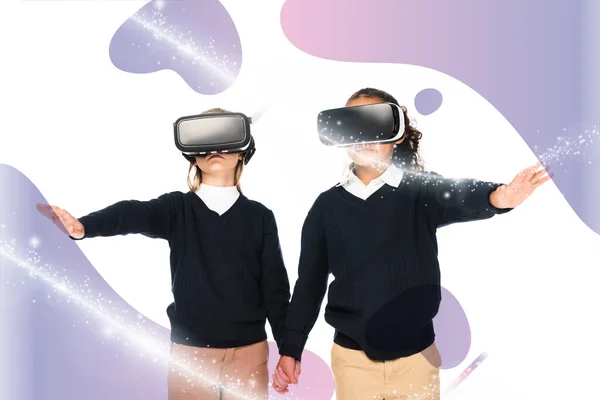 Multikulturelle Schulmädchen halten sich an den Händen, während sie Virtual-Reality-Headsets verwenden, die auf weißen, abstrakten Illustrationen isoliert sind — Stockfoto