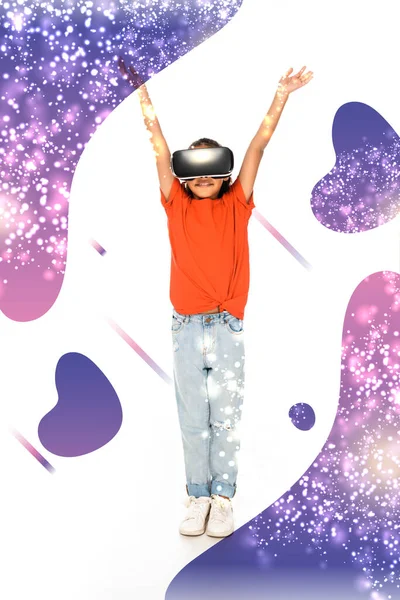 Vista integrale del bambino afroamericano in piedi con le mani alzate in cuffia realtà virtuale su sfondo bianco, illustrazione astratta — Foto stock
