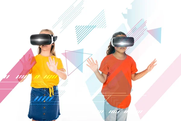 Amigos multiculturales utilizando auriculares de realidad virtual aislados en blanco, ilustración abstracta - foto de stock