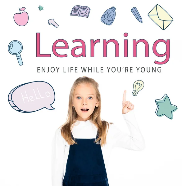 Adorable écolière regardant caméra et pointant du doigt l'illustration d'apprentissage isolé sur blanc — Photo de stock