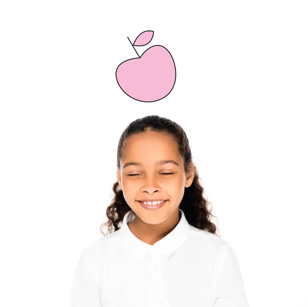 Afrikanisch-amerikanische Schülerin lächelt mit geschlossenen Augen auf weißer, rosafarbener Apfelabbildung — Stockfoto