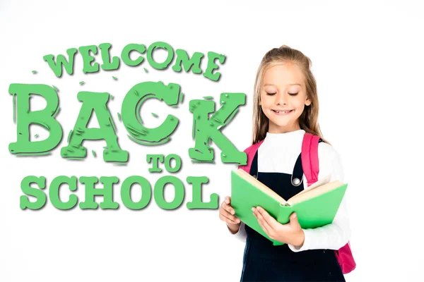 Colegiala sonriendo mientras lee libro aislado en blanco, bienvenido a la ilustración de la escuela - foto de stock