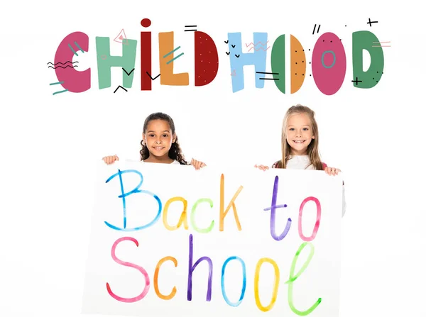 Multikulturelle Schulmädchen mit Plakat mit Schulaufschrift auf weißem Hintergrund, Illustration aus der Kindheit — Stockfoto