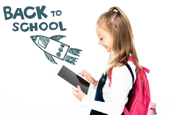 Вид збоку школярка тримає цифровий планшет з порожнім екраном ізольовано на білому, назад до шкільної ілюстрації — стокове фото