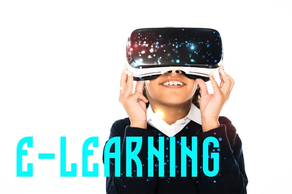 Colegiala afroamericana usando auriculares de realidad virtual aislados en blanco, ilustración de e-learning - foto de stock