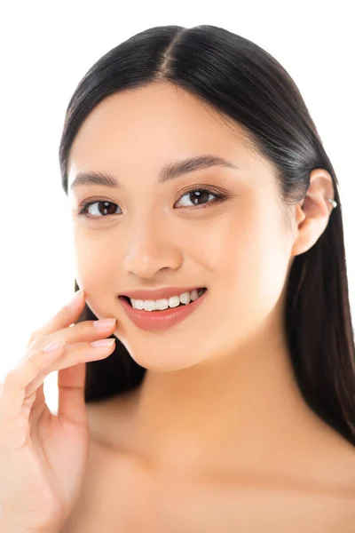 Portrait de excité jeune asiatique femme regardant caméra et toucher visage isolé sur blanc — Photo de stock