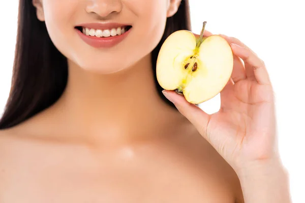 Colpo parziale di giovane donna eccitata che tiene metà mela isolata su bianco — Foto stock