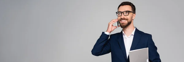 Concept panoramique d'homme d'affaires en lunettes et blazer bleu parlant sur téléphone portable isolé sur gris — Photo de stock