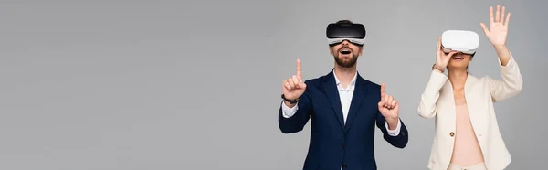 Website-Header von Geschäftsleuten in vr-Headsets gestikulieren, als ob sie etwas Isoliertes auf Grau berühren — Stockfoto