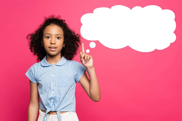 Frisé afro-américain gosse montrant idée geste près de pensée bulle illustration sur rose — Photo de stock