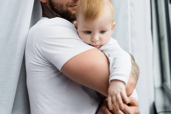 Selektiver Fokus des Säuglings in den Händen des jungen Vaters — Stockfoto