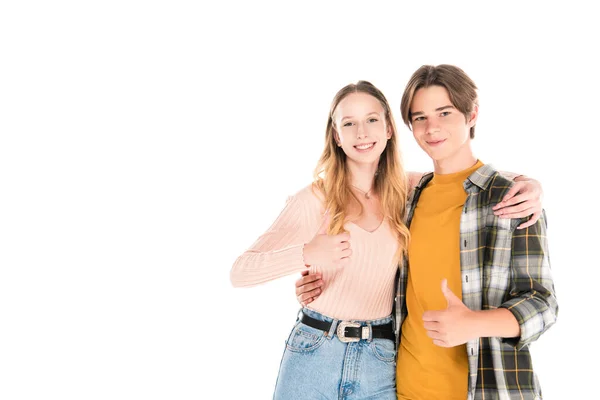 Adolescenti sorridenti che abbracciano e mostrano come isolati sul bianco — Foto stock