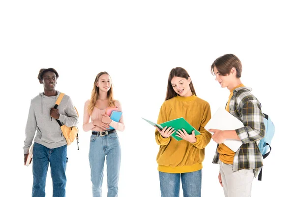 Adolescentes multiétnicos positivos con portátil y portátil aislado en blanco - foto de stock