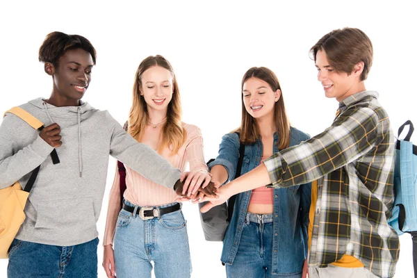 Alegres adolescentes multiétnicos tomados de las manos aislados en blanco - foto de stock