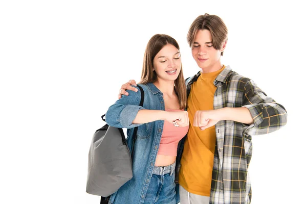 Sonrientes adolescentes abrazando y haciendo puños gesto de golpe aislado en blanco - foto de stock