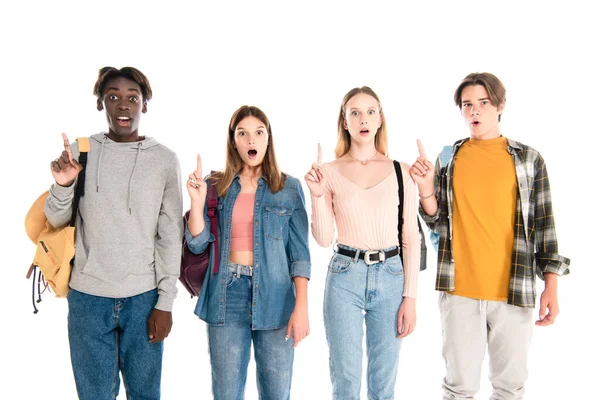 Emocionados adolescentes multiétnicos que tienen idea aislada en blanco - foto de stock