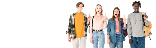 Panorama-Ernte aufgeregter multiethnischer Teenager mit weißen Rucksäcken — Stockfoto