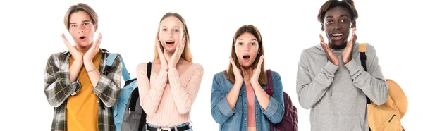 Coltivazione panoramica di eccitati adolescenti multiculturali guardando la fotocamera isolata sul bianco — Foto stock