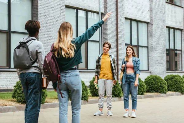 Foco seletivo de amigos adolescentes multiculturais sorrindo uns para os outros ao ar livre — Fotografia de Stock