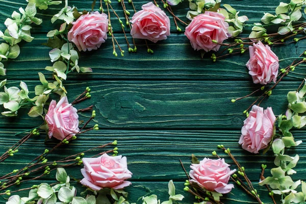Top view of wooden green background with blossoming branches, roses — Stock Photo