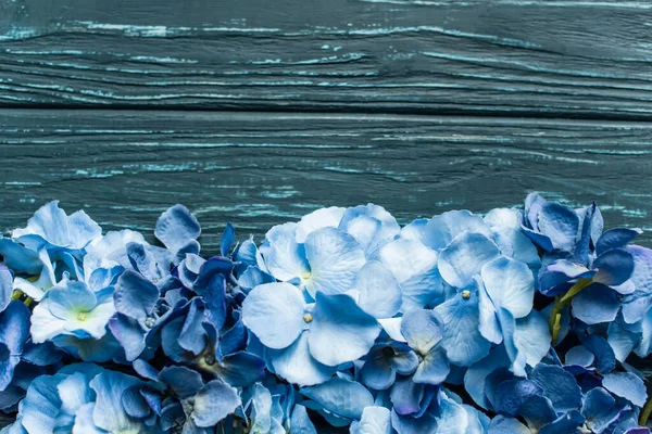 Vista superior de fundo verde de madeira com borda floral azul — Fotografia de Stock