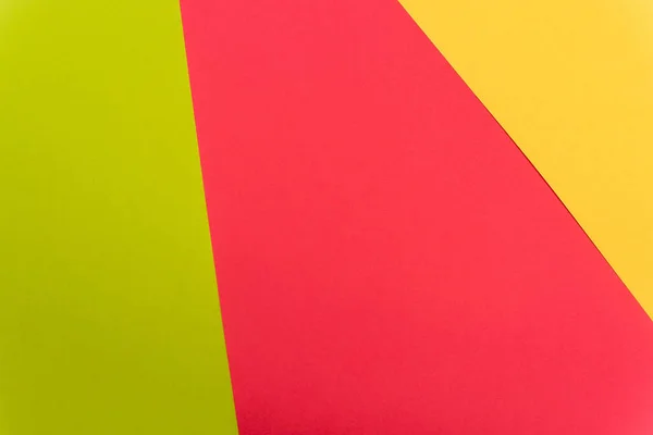 Vue du haut de fond abstrait coloré jaune, rouge, papier vert — Photo de stock