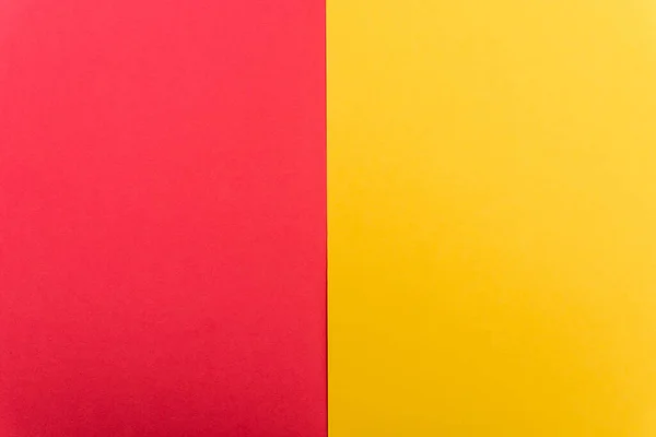 Вид сверху на яркий желтый, красный бумажный фон — стоковое фото
