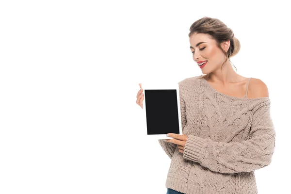 Stilvolle Frau im durchbrochenen Pullover mit digitalem Tablet und leerem Bildschirm, isoliert auf weißem Hintergrund — Stockfoto