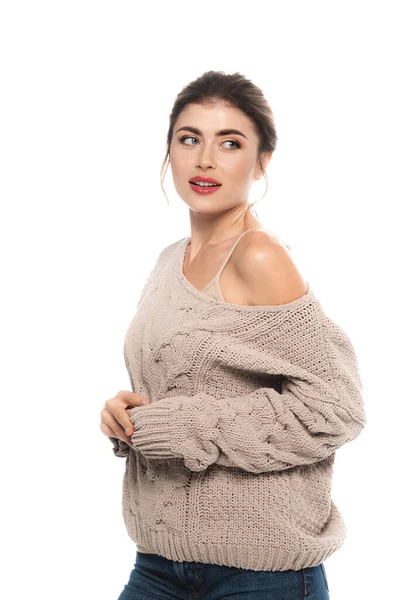 Stylische Frau im durchbrochenen Pullover, die wegschaut, während sie isoliert auf weiß posiert — Stockfoto