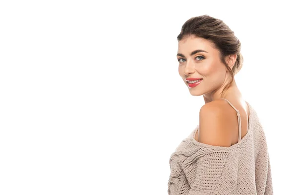 Mujer con estilo en suéter de punto mirando a la cámara aislada en blanco - foto de stock