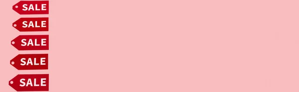 Panoramische Ernte von Etiketten mit Verkaufsbuchstaben isoliert auf rosa, schwarzer Freitag-Konzept — Stockfoto
