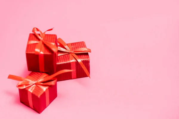 Селективное фокусирование красных подарочных коробок на розовой, черной концепции пятницы — стоковое фото