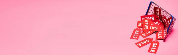 Панорамний урожай продажу тегів біля кошика для покупок на концепції рожевої, чорної п'ятниці — стокове фото