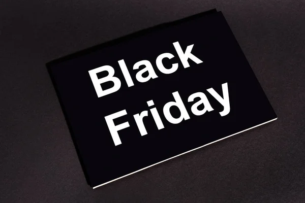 Plaque avec lettrage noir vendredi sur fond sombre — Photo de stock