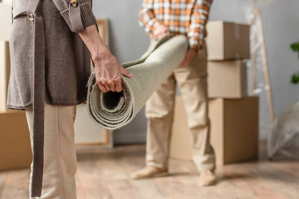 Vue recadrée du tapis roulant du couple aîné dans la maison neuve, concept mobile — Photo de stock