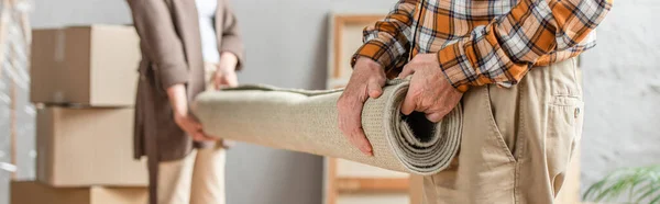 Plan panoramique de tapis roulant couple senior dans une nouvelle maison, concept de déménagement — Photo de stock