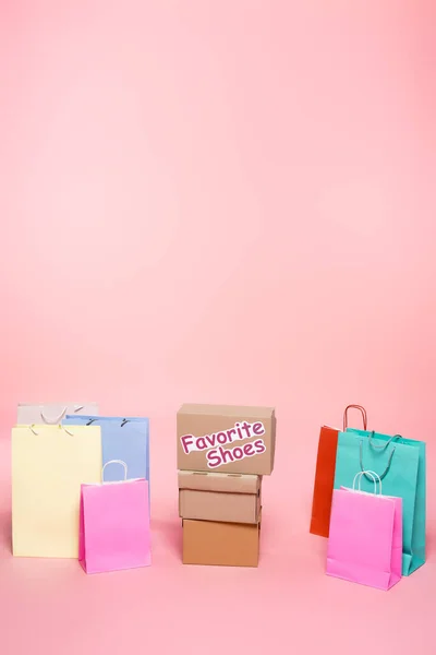 Caixa de papelão com sapatos favoritos lettering perto de sacos de compras em rosa, conceito de sexta-feira preta — Fotografia de Stock