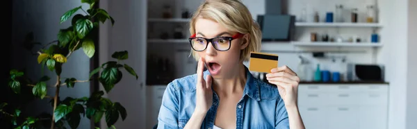 Femme blonde choquée dans les lunettes de vue faire l'achat en ligne, bannière horizontale — Photo de stock