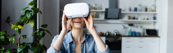 Blonde woman wearing vr headset, horizontal banner - foto de stock