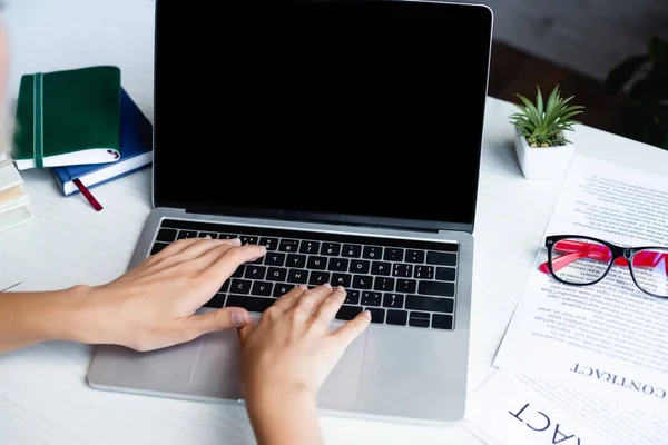 Vue recadrée de la femme tapant sur le clavier — Photo de stock