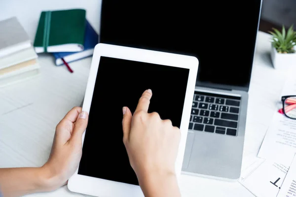 Vue recadrée de la femme pointant du doigt vers la tablette numérique — Stock Photo