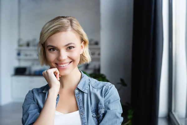 Portrait de femme blonde souriante à la maison — Photo de stock