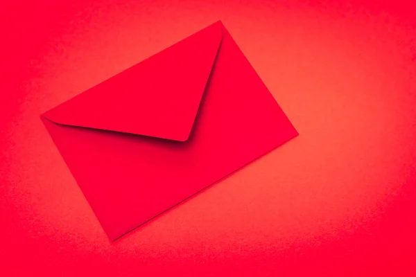 Umschlag von oben auf rotem Hintergrund — Stockfoto
