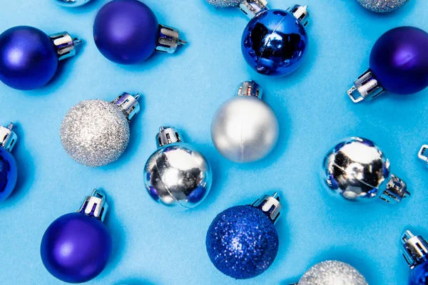Vue de dessus des boules de Noël brillantes sur fond bleu — Photo de stock