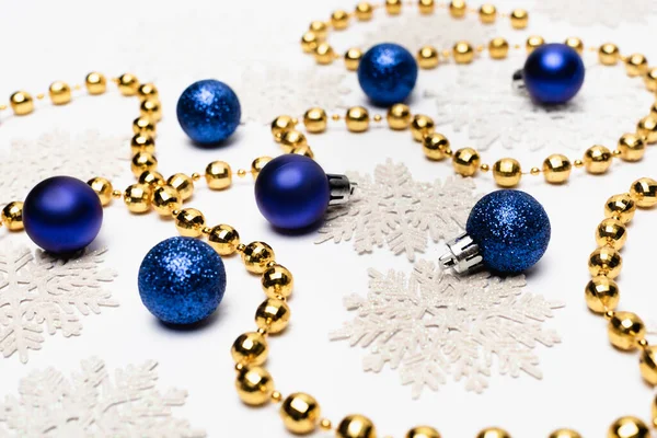 Decorazione di Natale blu, argento e oro con fiocchi di neve su sfondo bianco — Foto stock
