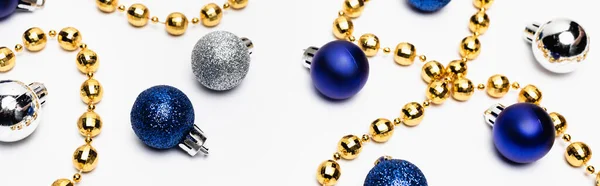Голубой, серебряный и золотой рождественские украшения на белом фоне, баннер — стоковое фото