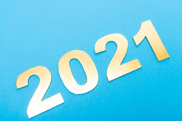 Draufsicht auf Zahlen 2021 auf blauem Hintergrund — Stockfoto