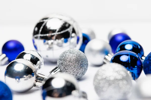 Голубой, серебристый Рождественские украшения на белом фоне — стоковое фото