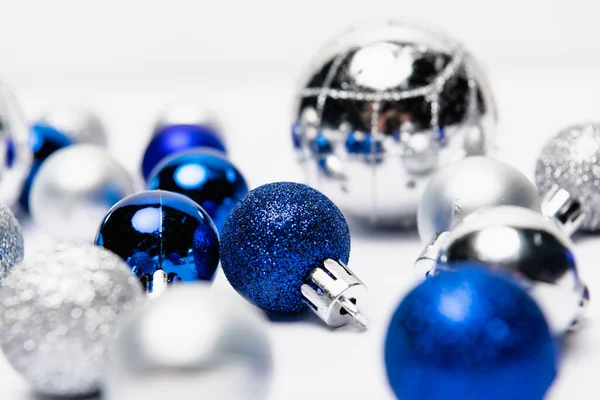 Blau, silberner Weihnachtsschmuck auf weißem Hintergrund — Stockfoto