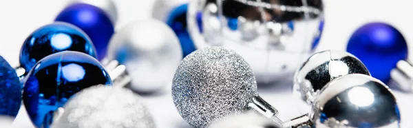 Bleu, décoration de Noël argent sur fond blanc, bannière — Photo de stock